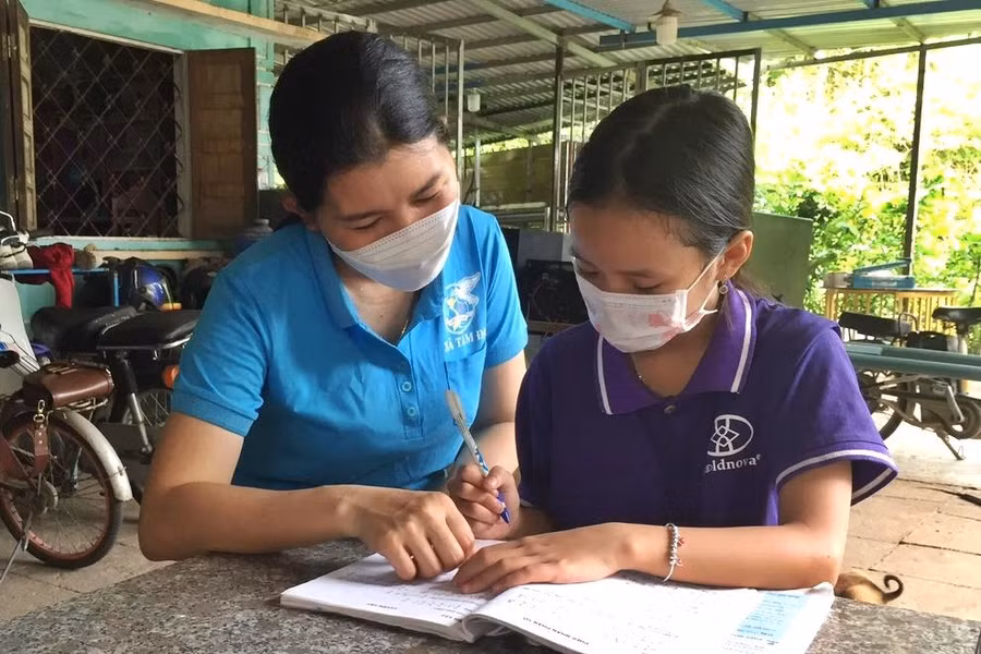 Nhiều hội viên phụ nữ của huyện Phú Ninh (tỉnh Quảng Nam) nhận làm mẹ đỡ đầu cho các em có hoàn cảnh khó khăn. 