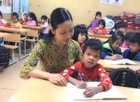 Cô giáo Triệu Thị Thu Hà hướng dẫn học sinh Nguyễn Phi viết bài tại lớp.