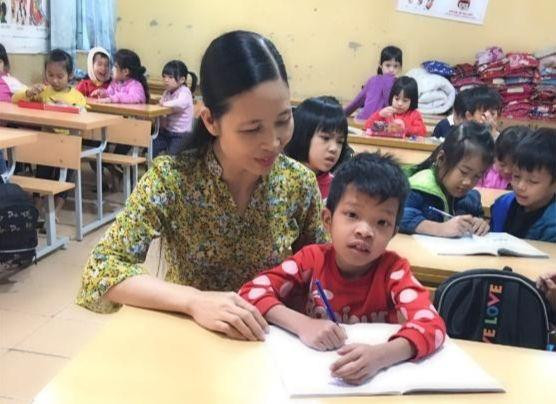 Cô giáo Triệu Thị Thu Hà hướng dẫn học sinh Nguyễn Phi viết bài tại lớp. Cô giáo Triệu Thị Thu Hà hướng dẫn học sinh Nguyễn Phi viết bài tại lớp.