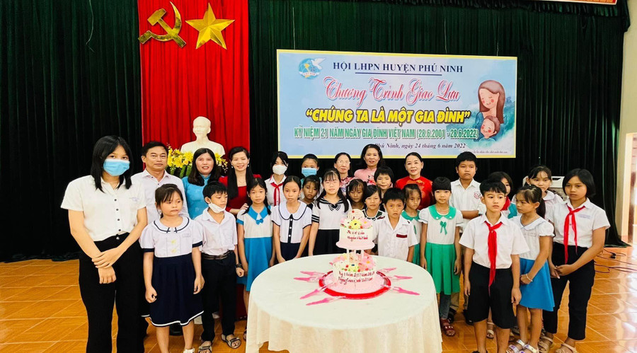 Đến nay, 30 cháu là trẻ mồ côi trên địa bàn huyện Phú Ninh đã được nhận đỡ đầu.