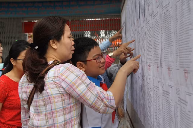 Thí sinh tranh thủ tới sớm để xem lại số báo danh và sơ đồ phòng thi