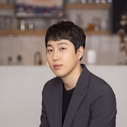 15. Jang Beomjune: Jang Beomjune ban đầu ra mắt với tư cách là thành viên của nhóm nhạc indie rock Busker Busker vào năm 2013, và phát hành album solo đầu tiên của mình vào năm 2014. Năm 2021, anh ra mắt với album đơn Jang Beom June Single cũng như một đĩa đơn kỹ thuật số không thuộc album, và giữa tất cả chúng, anh ấy đã tích lũy được khoảng 133 triệu lượt xem trên YouTube!