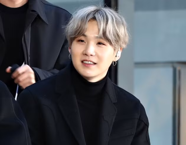 Suga của BTS mắc Covid-19 sau khi trở về từ Mỹ.