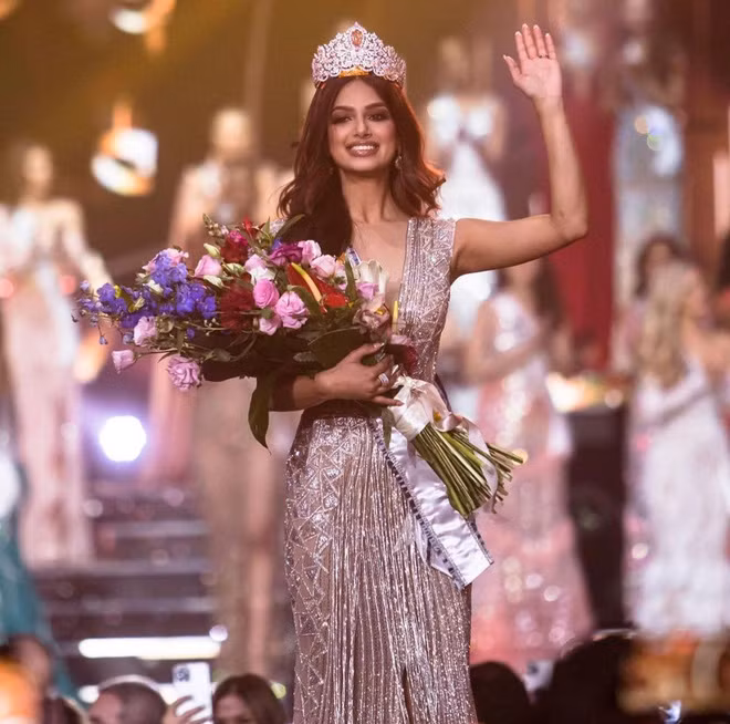 Harnaaz Sandhu đăng quang Miss Universe 2021.