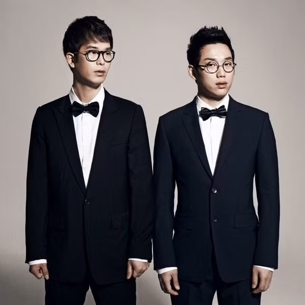 20. 10CM: 10CM vốn là một bộ đôi nam Hàn Quốc khi họ ra mắt vào năm 2010, nhưng kể từ năm 2017, chỉ có Kwon vẫn là thành viên hoạt động của nhóm. Chỉ riêng trong năm 2021, anh ấy đã phát hành các đĩa đơn ngoài album, hai album đơn và một EP, và giữa các bài hát đã phát hành trong số này, anh ấy đã tích lũy được khoảng 118 triệu lượt xem trên YouTube!