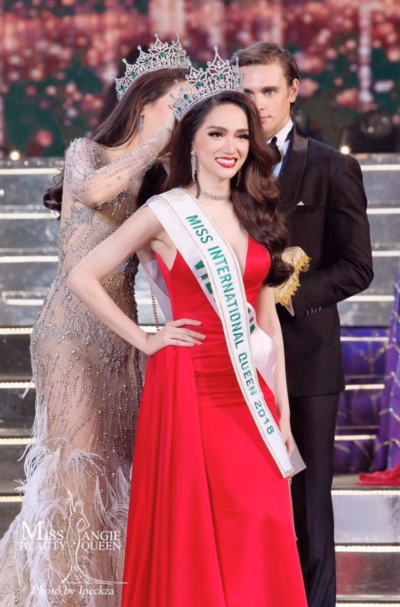 Ca sĩ Hương Giang Idol đăng quang Hoa hậu chuyển giới quốc tế.