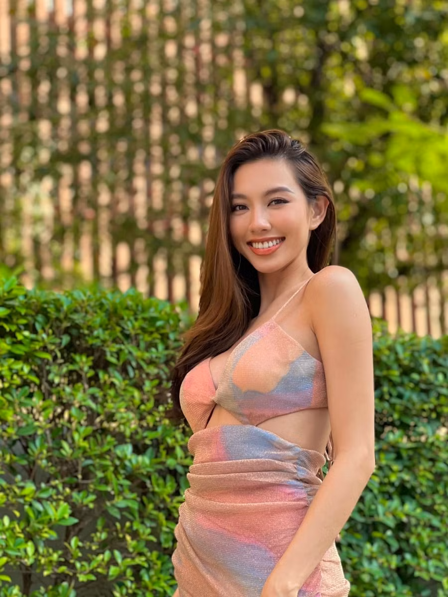 Hoa hậu Hòa bình Quốc tế 2021 Nguyễn Thúc Thùy Tiên sẽ về Việt Nam ngày 1/1/2022? ảnh 1