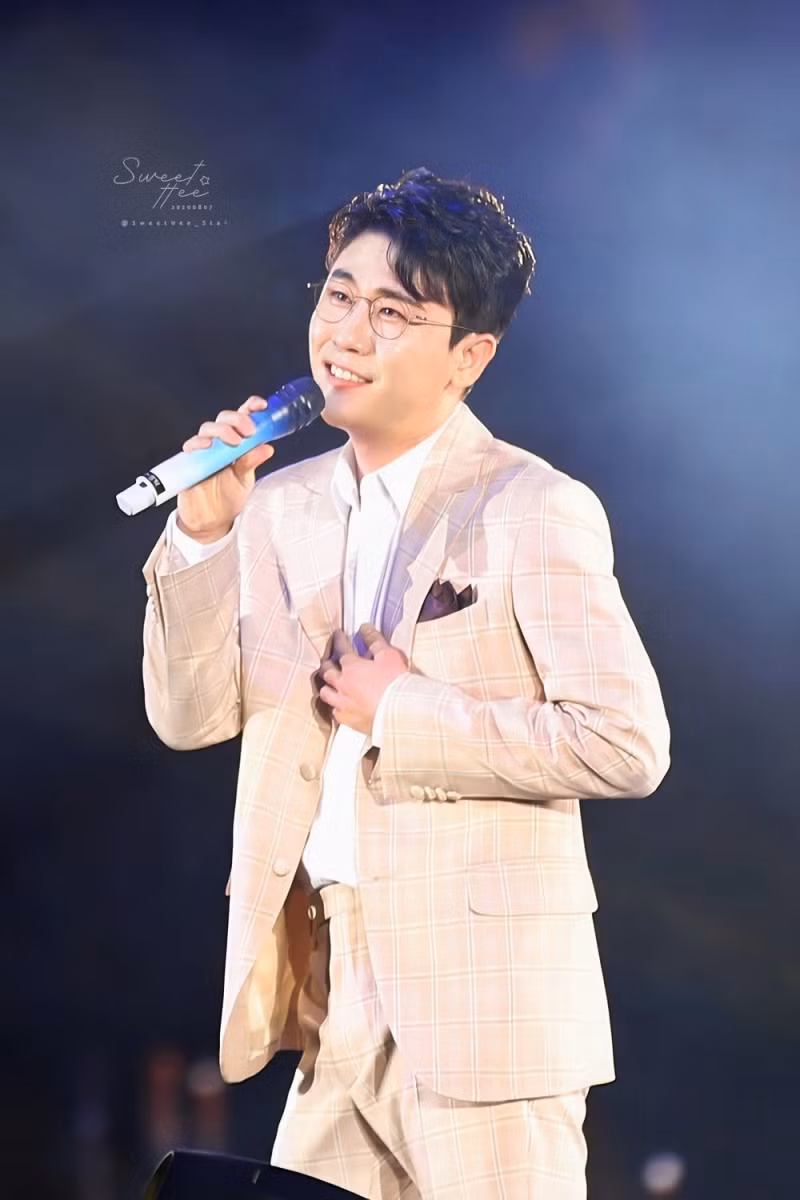 23. Young Tak: Young Tak đã giành được vị trí thứ hai trên Mr.Trot trong số 17.000 người tham gia vào năm 2020, giúp anh ấy trở nên nổi tiếng trong cộng đồng cư dân mạng Hàn Quốc. Anh ấy không phát hành bất kỳ album nào trong năm nay, nhưng anh ấy đã phát hành một số đĩa đơn, đã được chứng minh là rất nổi tiếng. Năm nay, anh ấy đã tích lũy được khoảng 112 triệu lượt xem trên YouTube!