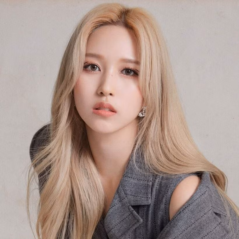 15. Mina (TWICE): Mina, sinh ngày 24 tháng 3 năm 1997, là vũ công chính và hát phụ của TWICE, đã nhận được 710 phiếu bầu trong cuộc bình chọn!