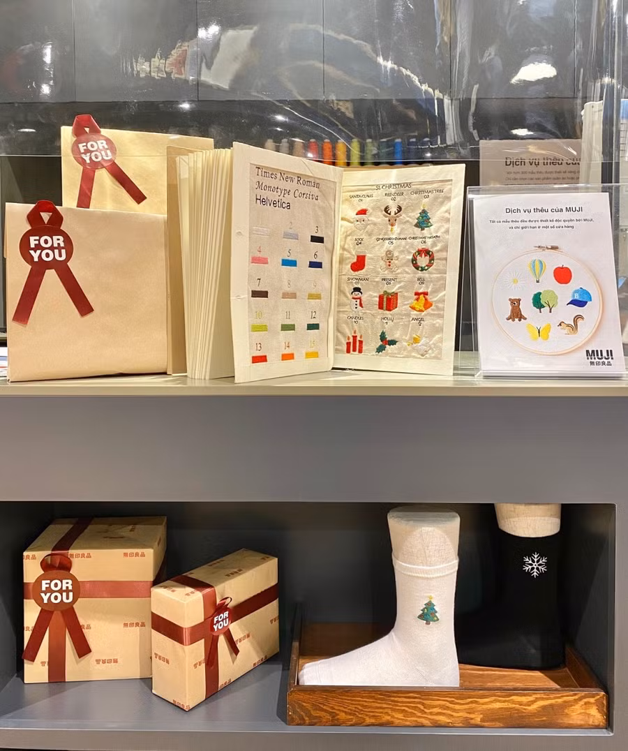 Những mẫu tất Giáng Sinh đẹp lịm tim không thể không “mở ví” từ Canifa.