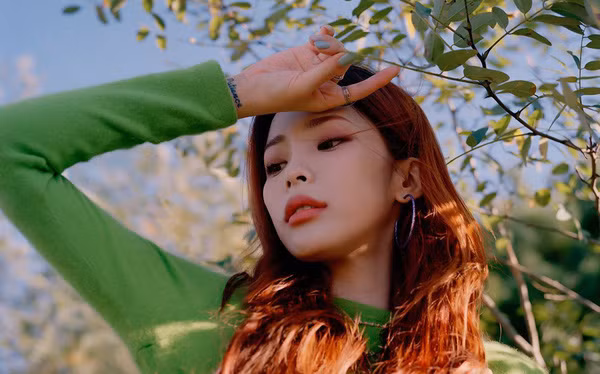 21. Heize: Heize ra mắt lần đầu tiên vào năm 2014 và ký hợp đồng với P Nation vào tháng 9 năm ngoái. Cô ấy đã xuất hiện trong nhiều album của các nghệ sĩ khác và đã thực hiện nhiều hợp tác, với một đĩa nhạc ấn tượng của riêng mình. Năm 2021, cô phát hành album Happen - album đầu tiên của cô với P Nation và năm nay Heize đã tích lũy được khoảng 116 triệu lượt xem trên YouTube!