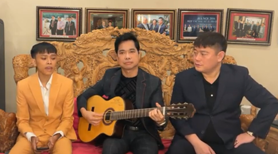 Hồ Văn Cường xuất hiện bên cạnh danh ca Ngọc Sơn và bầu Thụy. Hồ Văn Cường xuất hiện bên cạnh danh ca Ngọc Sơn và bầu Thụy.