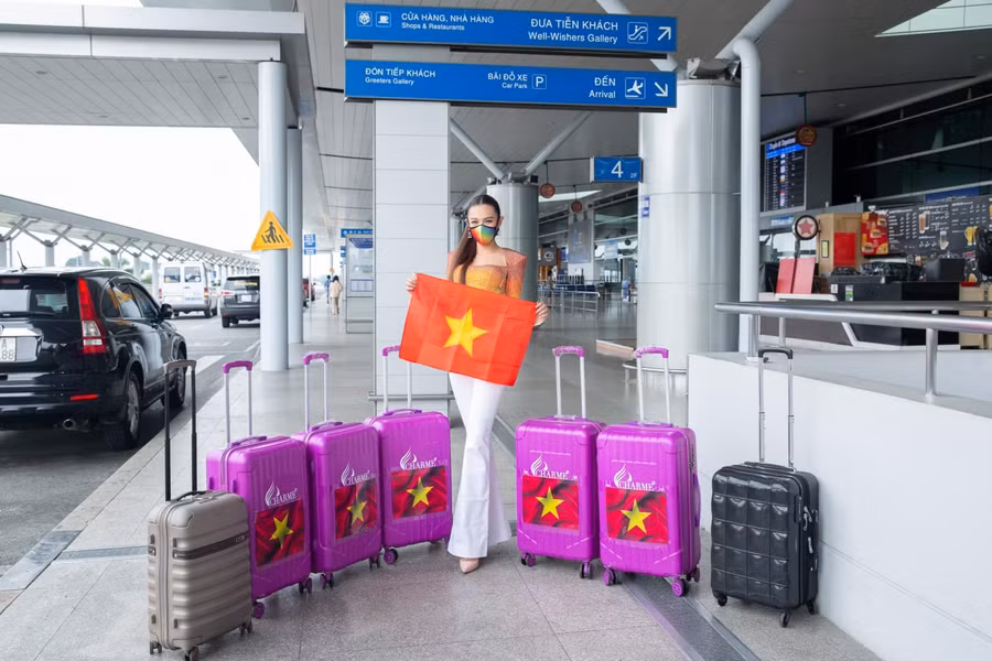 Ngày 16/11, Nguyễn Thúc Thùy Tiên chính thức ra sân bay để lên đường chuẩn bị tham dự cuộc thi Miss Grand International 2021 diễn ra tại Thái Lan.