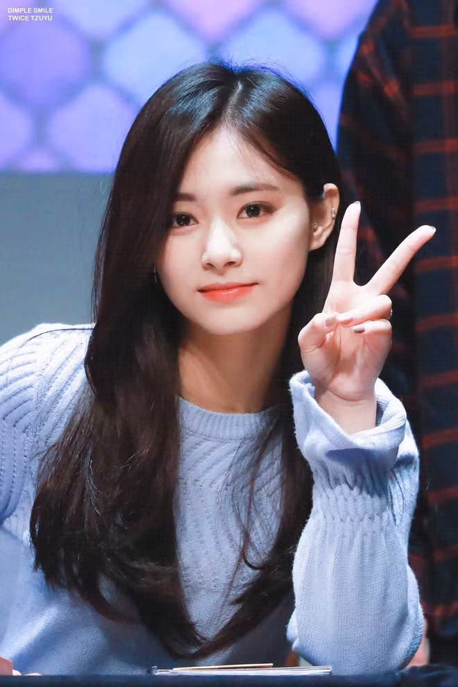 8. Tzuyu (TWICE): Tzuyu, sinh ngày 14 tháng 6 năm 1999, là vũ công chính, hát phụ, visual và maknae của TWICE, đã nhận được 1.205 phiếu bầu trong cuộc bình chọn!
