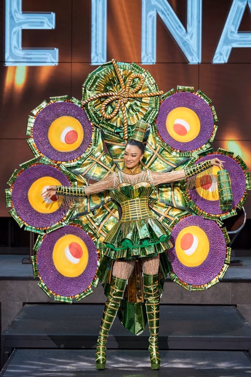 Tại phần thi trình diễn trang phục dân tộc Kim, Duyên tự tin trình diễn trang phục lấy cảm hứng từ bánh tét. Thiết kế có hai màu xanh lá và tím, tượng trưng cho món bánh tét lá cẩm, đan xen chất liệu bắt sáng. Ở giữa sân khấu, Kim Duyên thực hiện động tác để mô hình những khoanh bánh tét bung xòe, tạo hiệu ứng thị giác.