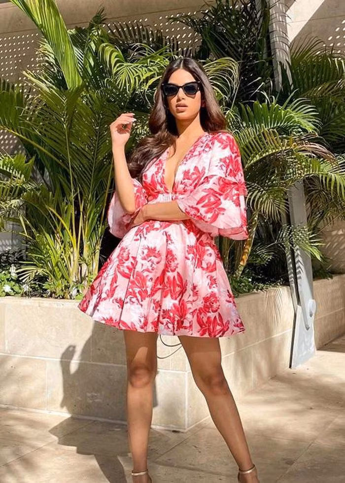 Những hình ảnh đời thường cho thấy tân Hoa hậu hoàn vũ thế giới 2021 sở hữu nhan sắc vô cùng xinh đẹp và cuốn hút.