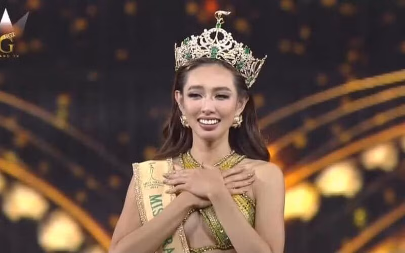 Khoảnh khắc Nguyễn Thúc Thùy Tiên đăng quang Miss Grand International 2021.