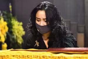 Ca sĩ Thanh Lam lặng nhìn người cố nhạc sĩ tài hoa lần cuối.