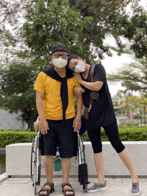 Nghệ sĩ saxophone Trần Mạnh Tuấn đã có thể đứng được và đang tập đi.