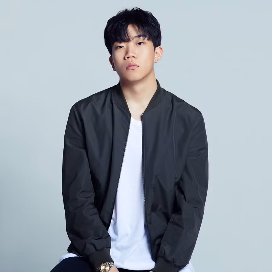 18. Changmo: Changmo là một rapper kiêm nhà sản xuất ra mắt vào năm 2016, hiện đang thuộc công ty Ambition Musik của Dok2 và The Quiett. Năm 2021, anh phát hành album phòng thu Underground Rockstar và với điều này, anh đã tích lũy được khoảng 123 triệu lượt xem trên YouTube!