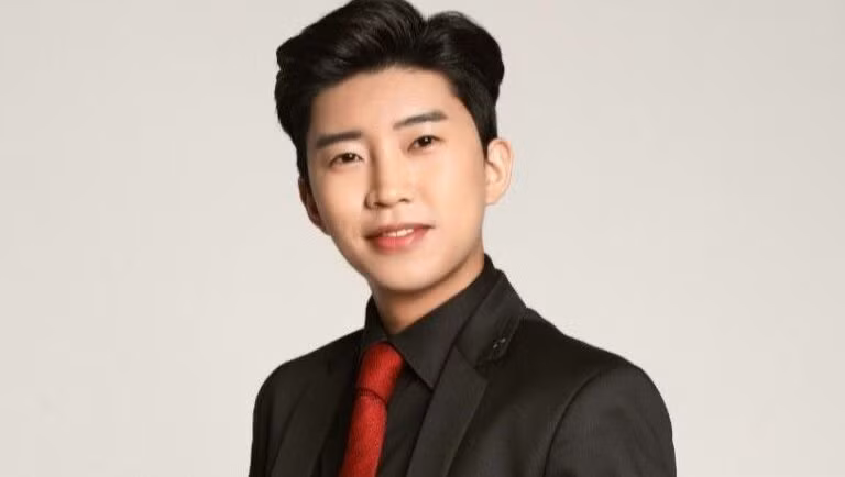 3. Lim Youngwoong: Lim Youngwoong đã đứng đầu trong chương trình Mr. Trot năm 2020 và giống như những người chiến thắng khác từ chương trình trong danh sách này, đã đưa anh ấy trở nên thành công rực rỡ trong lĩnh vực giải trí Hàn Quốc. Năm nay, anh ấy đã tích lũy được khoảng 639 triệu lượt xem trên YouTube!