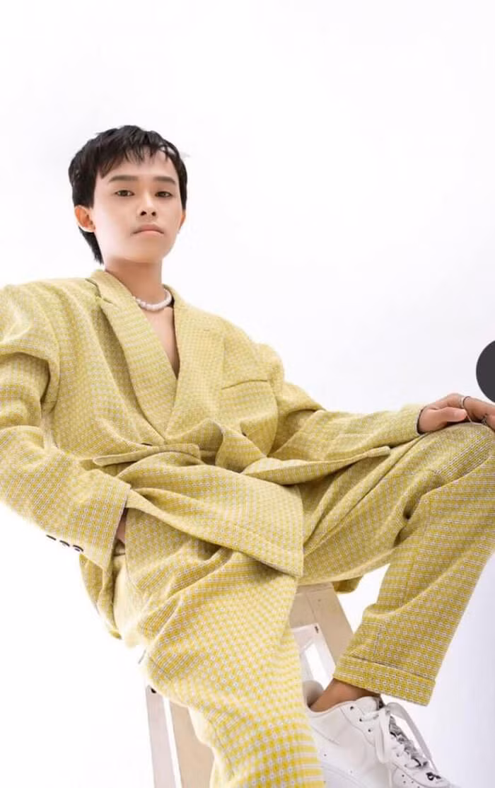 Hồ Văn Cường xuất hiện với hình ảnh đầy mới lạ.