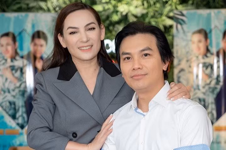Mạnh Quỳnh được xem là "người tình sân khấu" của cố ca sĩ Phi Nhung.