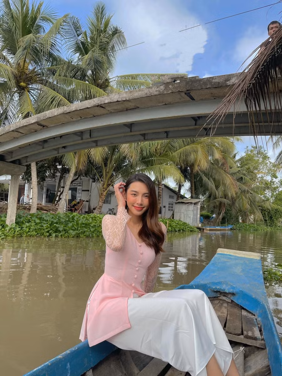 Ngoài đời thường, Nguyễn Thúc Thùy Tiên thường trang điểm nhẹ nhàng, nhằm toát lên nét đẹp dịu dàng của người con gái Việt Nam.