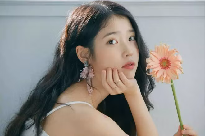 2. IU: IU đã có một sự nghiệp vô cùng ổn định và thành công kể từ khi cô ấy ra mắt vào năm 2008, và năm 2021 chứng kiến cô ấy tiếp tục thăng hoa. Với album Lilac, cũng như đĩa đơn kỹ thuật số ngoài album "Strawberry Moon", nghệ sĩ solo tài năng này đã tích lũy được khoảng 649 triệu lượt xem trên YouTube trong năm nay!