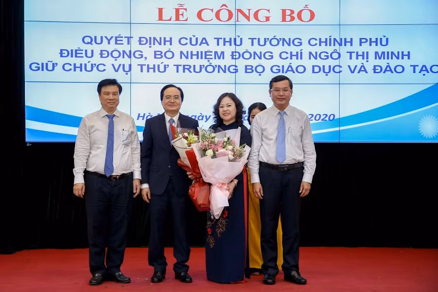 Bộ trưởng Phùng Xuân Nhạ, Thứ trưởng Nguyễn Hữu Độ, Thứ trưởng Nguyễn Văn Phúc tặng hoa chúc mừng tân Thứ trưởng Ngô Thị Minh.