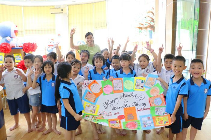 Không khí sinh nhật rộn ràng từ sáng đến tận cuối giờ chiều, như một ngày hội của tuổi thơ. Gần 1500 học sinh các lớp từ 1-5 chia theo các khung giờ khác nhau cùng lên chúc mừng sinh nhật thư viện và chú mèo máy Doraemon. Không khí sinh nhật rộn ràng từ sáng đến tận cuối giờ chiều, như một ngày hội của tuổi thơ. Gần 1500 học sinh các lớp từ 1-5 chia theo các khung giờ khác nhau cùng lên chúc mừng sinh nhật thư viện và chú mèo máy Doraemon.