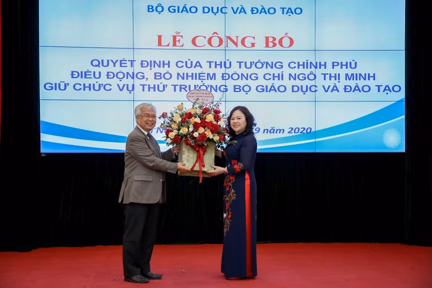 Chủ nhiệm Ủy ban Văn hóa, Giáo dục, Thanh niên, Thiếu niên và Nhi đồng của Quốc hội Phan Thanh Bình tặng hoa chúc mừng tân Thứ trưởng Ngô Thị Minh.