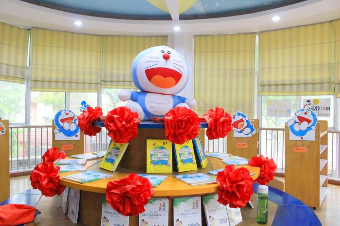 Ngày 13/9/2020, thư viện mang tên cha đẻ của chú mèo máy Doraemon tròn 10 tuổi. Không gian được trang trí với nhiều màu sắc và hình ảnh sinh động. Ngày 13/9/2020, thư viện mang tên cha đẻ của chú mèo máy Doraemon tròn 10 tuổi. Không gian được trang trí với nhiều màu sắc và hình ảnh sinh động.