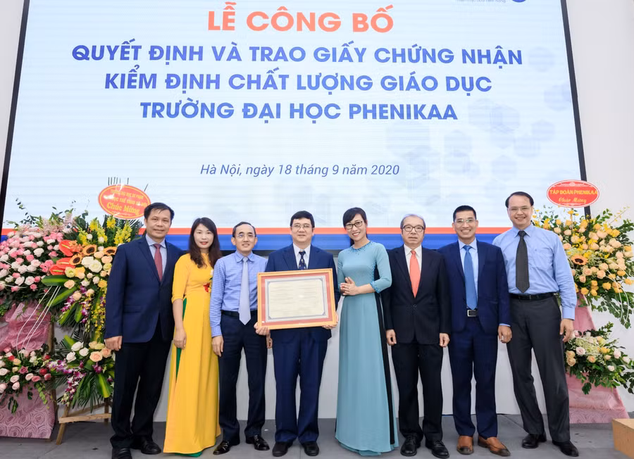 Trao giấy chứng nhận kiểm định chất lượng giáo dục cho Trường ĐH Phenikaa.