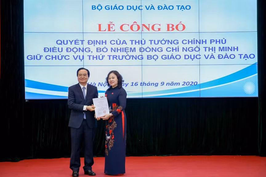 Bộ trưởng Bộ GD&ĐT Phùng Xuân Nhạ thừa ủy quyền Thủ tướng Chính phủ trao Quyết định cho tân Thứ trưởng Ngô Thị Minh.