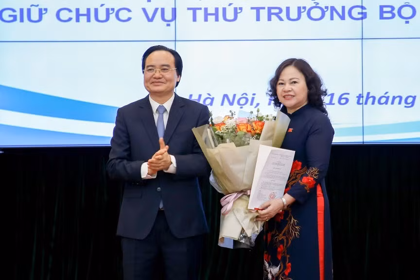 Bộ trưởng Bộ GD&amp;ĐT Phùng Xuân Nhạ tặng hoa chúc mừng tân Thứ trưởng Ngô Thị Minh.