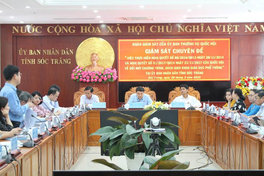 Quang cảnh buổi làm việc. Quang cảnh buổi làm việc.