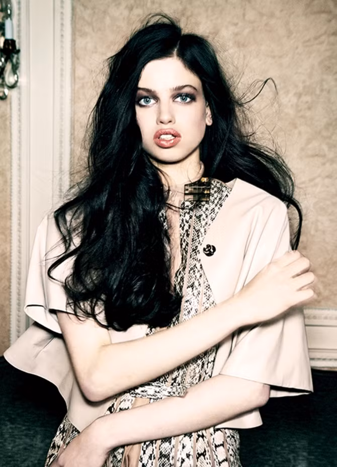 Người mẫu bạch tạng, răng hô nổi tiếng, kiếm bộn tiền - Ảnh 4