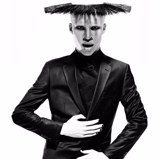 Người mẫu bạch tạng, răng hô nổi tiếng, kiếm bộn tiền - Ảnh 6