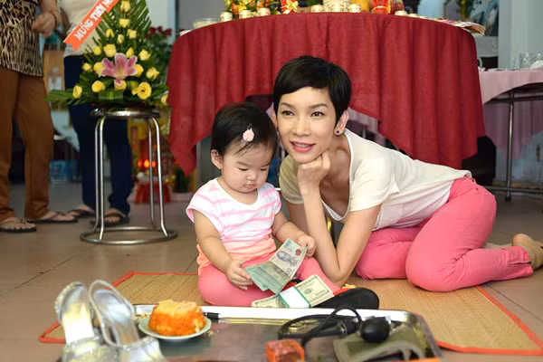 Những bà mẹ đơn thân kiếm tiền giỏi nhất showbiz Việt