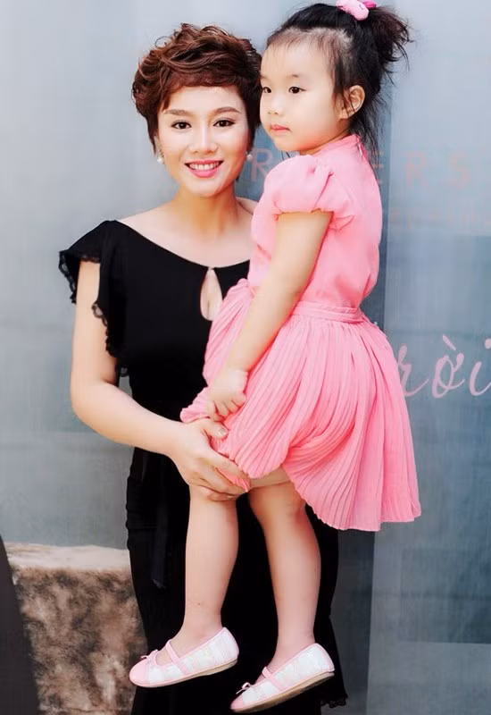 Những bà mẹ đơn thân kiếm tiền giỏi nhất showbiz Việt