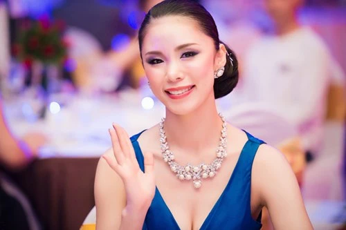 Hoa hậu Hoàn vũ 2007 Riyo Mori tỏa sắc cùng Diễm Hương