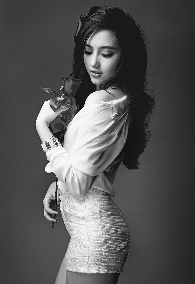 Tên thật thú vị, gặp “rắc rối” của các hot girl Việt ảnh 8 Mie Nguyễn có tên thật là Nguyễn Hoàng My.