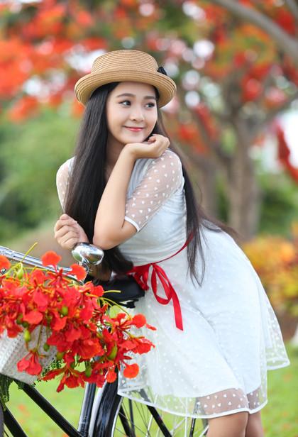 Tên thật thú vị, gặp “rắc rối” của các hot girl Việt ảnh 2 Cái tên đặc biệt - Tam Triều Dâng khiến hot girl này gặp không ít rắc rối. Dâng luôn bị bạn bè gán ghép những biệt danh xung quanh cái tên lạ của mình: nào là “quả lê tam giác”, “ê thủy triều dâng lên”, cô cho biết.