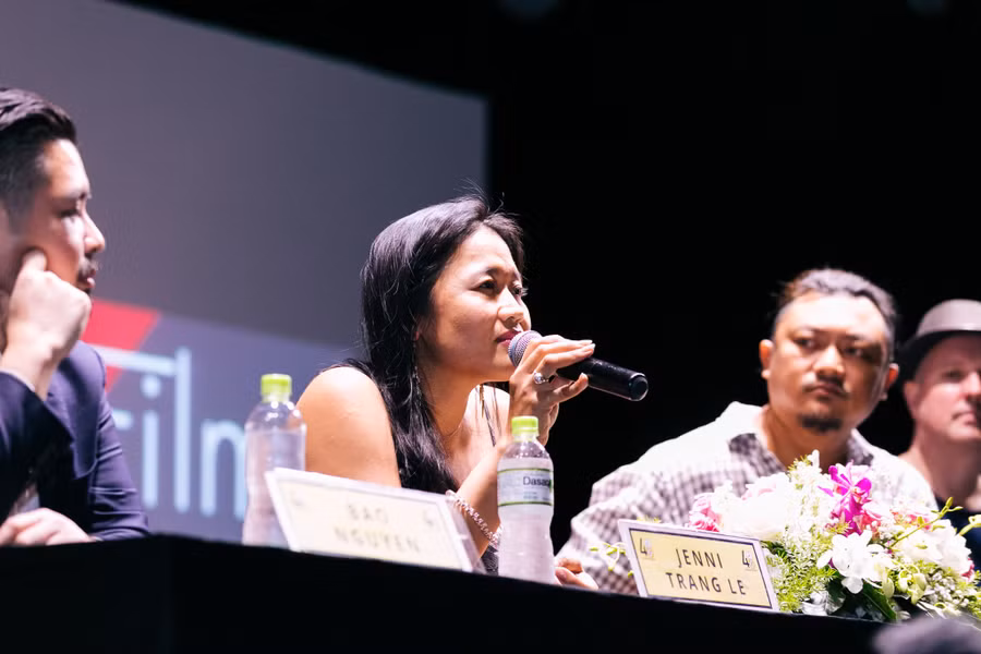Nhà sản xuất Jenni Trang Le chia sẻ với các đội thi