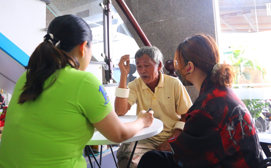 Cán bộ tuyển sinh Trường Cao đẳng Quốc tế TPHCM tư vấn cho phụ huynh và học sinh. Cán bộ tuyển sinh Trường Cao đẳng Quốc tế TPHCM tư vấn cho phụ huynh và học sinh.