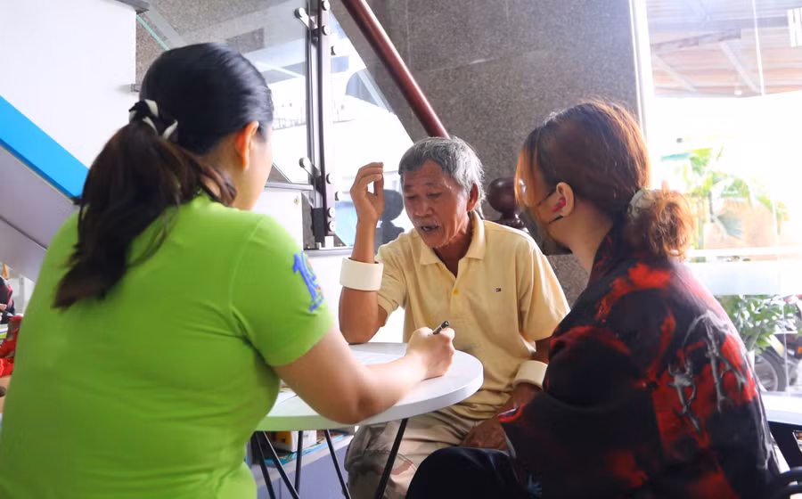 Cán bộ tuyển sinh Trường Cao đẳng Quốc tế TPHCM tư vấn cho phụ huynh và học sinh.