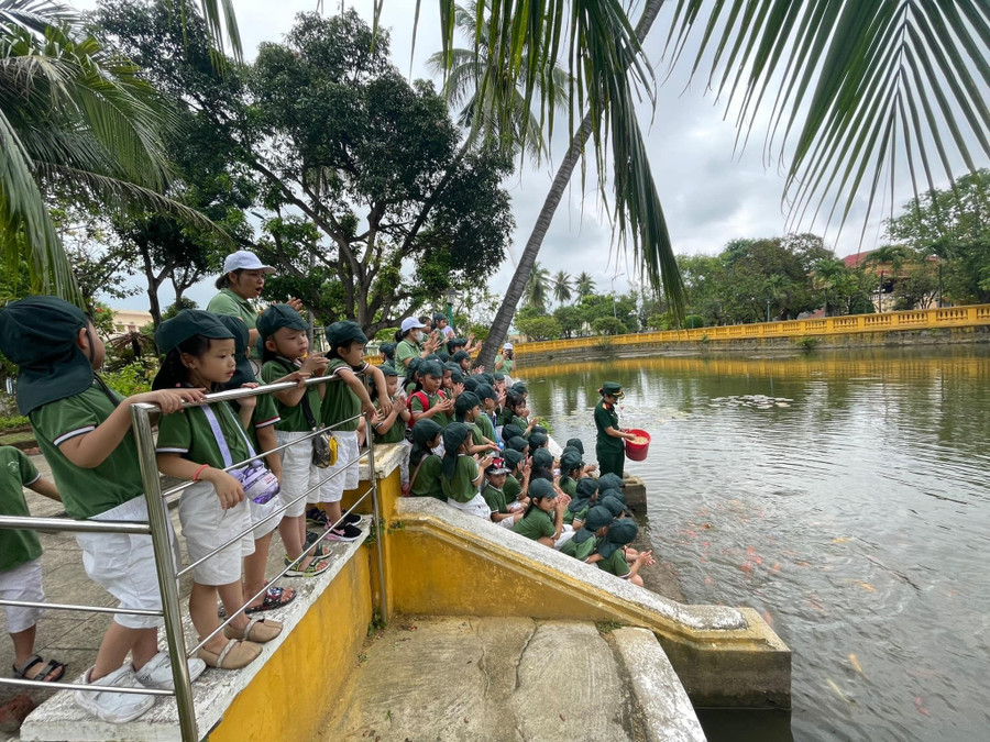 Học sinh Trường Mầm non Ngọc Lan (quận Hải Châu, TP Đà Nẵng) tham quan Nhà sàn và ao cá Bác Hồ trong khuôn viên Bảo tàng Hồ Chí Minh chi nhánh quân khu 5. Học sinh Trường Mầm non Ngọc Lan (quận Hải Châu, TP Đà Nẵng) tham quan Nhà sàn và ao cá Bác Hồ trong khuôn viên Bảo tàng Hồ Chí Minh chi nhánh quân khu 5.