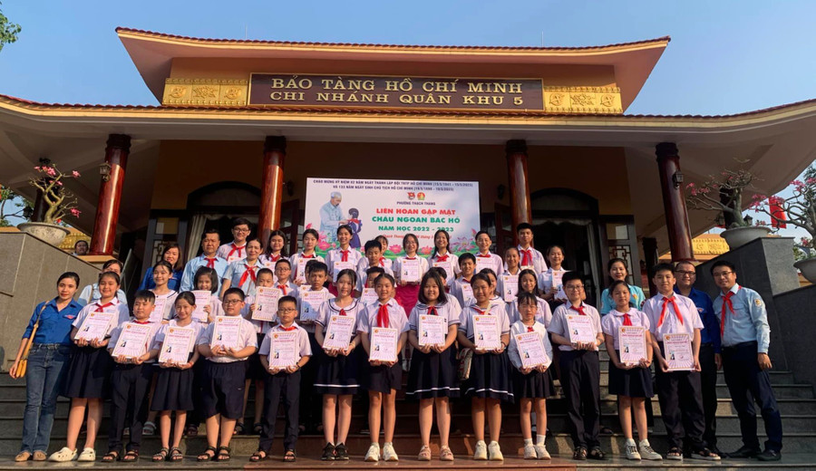 Những đội viên nhận danh hiệu Cháu ngoan Bác Hồ của phường Thạch Thang báo công dâng Bác và sinh hoạt truyền thống tại Bảo tàng Hồ Chí Minh chi nhánh quân khu 5. Những đội viên nhận danh hiệu Cháu ngoan Bác Hồ của phường Thạch Thang báo công dâng Bác và sinh hoạt truyền thống tại Bảo tàng Hồ Chí Minh chi nhánh quân khu 5.