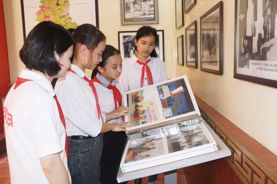 Khu lưu niệm Chủ tịch Hồ Chí Minh về thăm xã Vĩnh Thành (huyện Yên Thành, tỉnh Nghệ An) với nhiều hình ảnh, kỷ vật là địa chỉ đỏ để học sinh tìm hiểu lịch sử. Ảnh: Hồ Lài